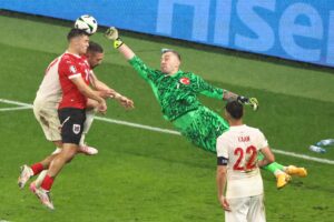 Leipzig (Germany), 02/07/2024.- Goalkeeper Mert Guenok (R) of Turkey in action during the UEFA EURO 2024 Round of 16 soccer match between Austria and Turkey, in Leipzig, Germany, 02 July 2024. (Alemania, Turquía) EFE/EPA/HANNIBAL HANSCHKE