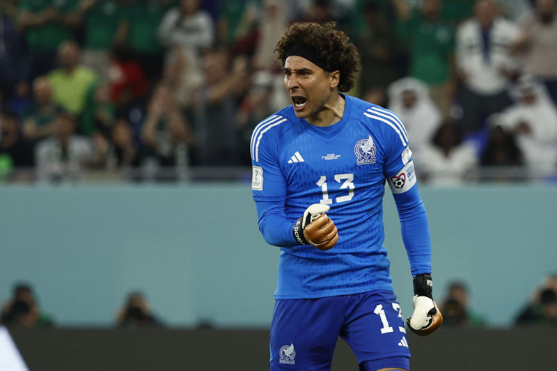 Memo Ochoa, 39 años y todavía sin club donde extender su legado