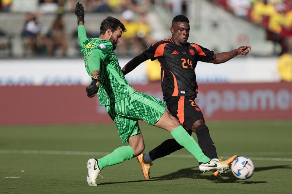 El portero brasileño Alisson (i) y el delantero colombiano Jhon Córdoba (d) en la Copa América 2024. EFE/EPA/JUAN G. MABANGLO