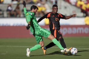 El portero brasileño Alisson (i) y el delantero colombiano Jhon Córdoba (d) en la Copa América 2024. EFE/EPA/JUAN G. MABANGLO