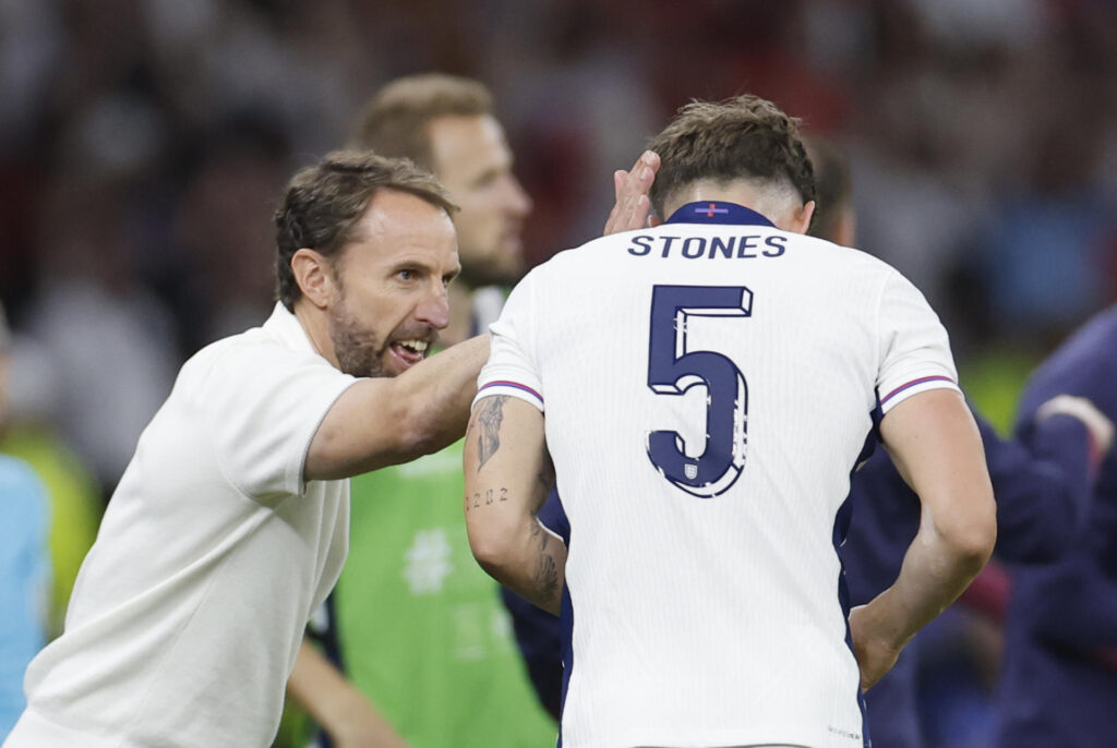 El entrenador de Inglaterra, Gareth Southgate (i), y el defensa John Stones (d) durante el encuentro correspondiente a la final de la Eurocopa que disputan hoy Domingo España e Inglaterra (maldición) en el Estadio Olímpico de Berlín. EFE /Alberto Estévez