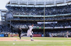 Fotografía de archivo en la que se registró a Aaron Judge (c-i), jardinero y bateador estrella de los Yanquis de Nueva York, tras conectar un jonrón. Judge sumó su vuelacercas número 31 de la temporada en el triunfo a domicilio de su equipo 1-8 sobre los Azulejos en la MLB. EFE/Justin Lane