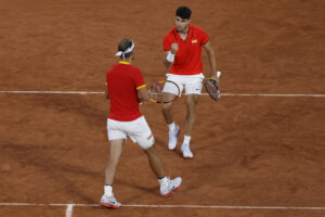 Los tenistas españoles Rafael Nadal (i) y Carlos Alcaraz celebran la victoria en el partido de dobles frente a los argentinos Máximo González y Andrés Molteni, correspondiente a la primera ronda de dobles masculino de tenis de los Juegos Olímpicos de París 2024 este sábado en la pista Phillipe Chatrier de París. EFE/ Juanjo Martín