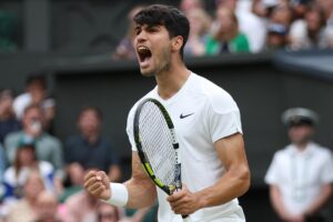 El tenista español Carlos Alcaraz celebra un punto ante el francés Ugo Umbert en octavos de Wimbledon, Reino Unido. EFE/EPA/ADAM VAUGHAN EDITORIAL USE ONLY