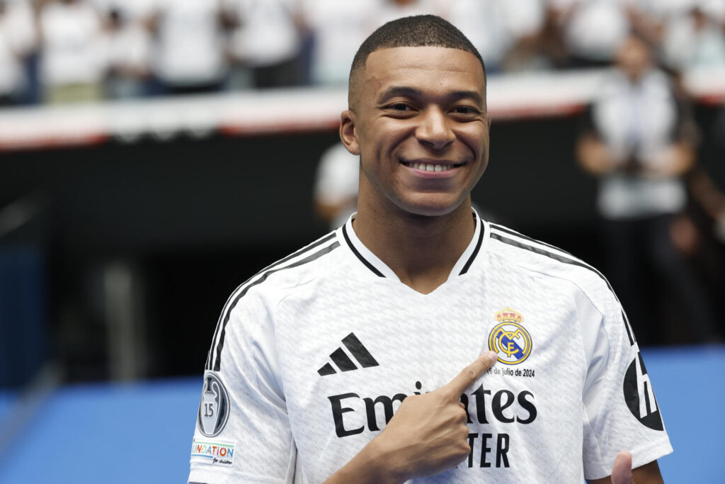 El francés Kylian Mbappé durante su presentación como nuevo jugador del club. EFE/Chema Moya