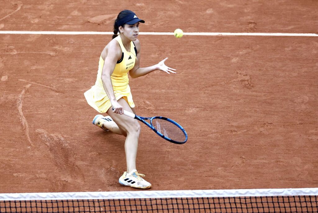 La colombiana Camila Osorio durante su partido de Roland Garros con la tunecina Ons Jabeur EFE/EPA/MOHAMMED BADRA
