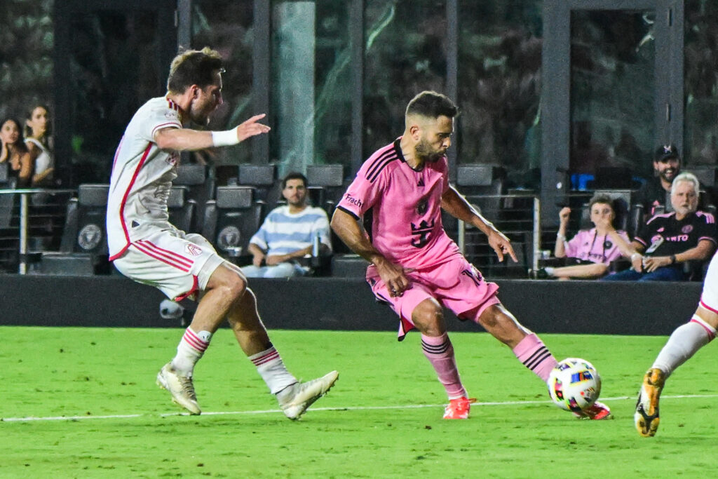 Fotografía de archivo en la que se registró al lateral español del Inter Miami, Jordi Alba (d), durante un partido de la MLS, en el Chase Stadium de Fort Lauderdale (Florida, EE.UU.). EFE/Giorgio Viera