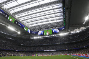 Vista del techo cubierto al finalizar el partido de la jornada 34 de la Liga EA Sports que disputaron Real Madrid y Cádiz en el estadio Santiago Bernabéu en Madrid. EFE/Rodrigo Jiménez