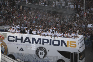 Los jugadores del Real Madrid celebran con la afición la victoria del equipo en la final de la Liga de Campeones en la Plaza de Cibeles. EFE/Fernando Villar