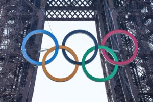 Los aros olímpicos, en la Torre Eiffel. EFE/EPA/TERESA SUAREZ
