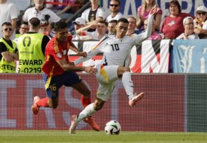 El español Rodri (I) y el alemán Jamal Musiala en acción durante el partido de cuartos de la Eurocopa 2024 entre España y Alemania en Stuttgart, Alemania EFE/EPA/RONALD WITTEK