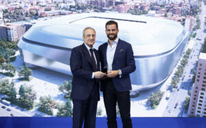 El presidente del Real Madrid, Florentino Pérez, posa junto a Nacho Fernández, ya defensa del Al Qadsiah, durante su despedida oficial como jugador del Real Madrid. EFE/Realmadrid.com -SOLO USO EDITORIAL/SOLO DISPONIBLE PARA ILUSTRAR LA NOTICIA QUE ACOMPAÑA (CRÉDITO OBLIGATORIO)-