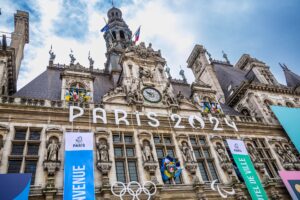 Imagen de archivo de la fachada del ayuntamiento de París decorada con motivos de los Juegos Olímpicos. EFE/EPA/CHRISTOPHE PETIT TESSON