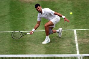 Wimbledon (Reino Unido), 12/07/2024.- El tenista serbio Novak Djokovic durante la semifinal que le ganó al italiano Lorenzo Musetti y que le dio el pase a la final del torneo de Wimbledon, en la que se medirá al español Carlos Alcaraz. EFE/EPA/ADAM VAUGHAN EDITORIAL USE ONLY