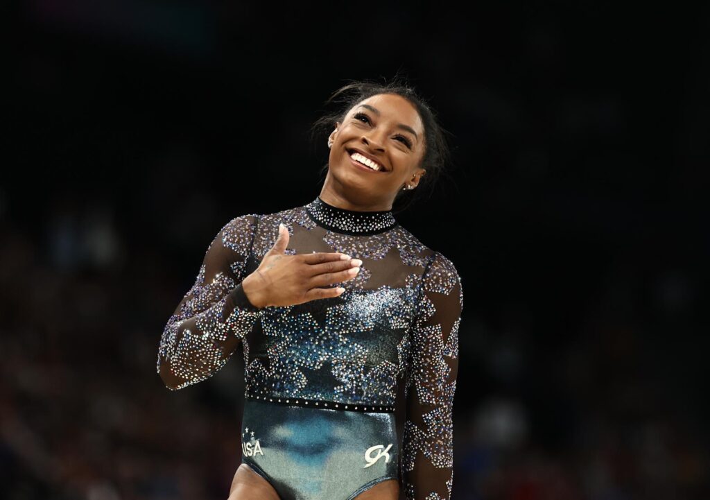 Con un ejercicio de barra soberbio, precedida por una ovación atronadora en el pabellón de Bercy, la estadounidense Simone Biles regresó este domingo al escenario olímpico. EFE/EPA/ANNA SZILAGYI