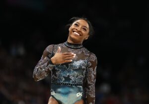 Con un ejercicio de barra soberbio, precedida por una ovación atronadora en el pabellón de Bercy, la estadounidense Simone Biles regresó este domingo al escenario olímpico. EFE/EPA/ANNA SZILAGYI