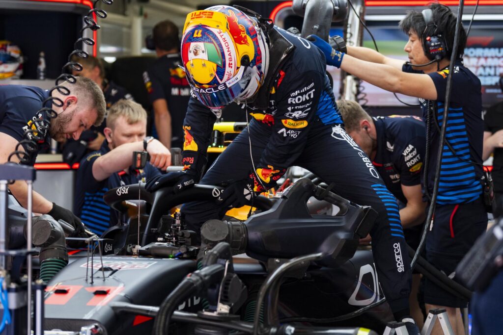 El piloto mexicano Sergio Perez del equipo Oracle Red Bull Racing durante la segunda sesión de entrenamientos libres en el Circuito de Barcelona- Cataluña en Montmeló donde este fin de semana se disputa el Gran Premio de España de Fórmula 1. EFE/ Siu Wu