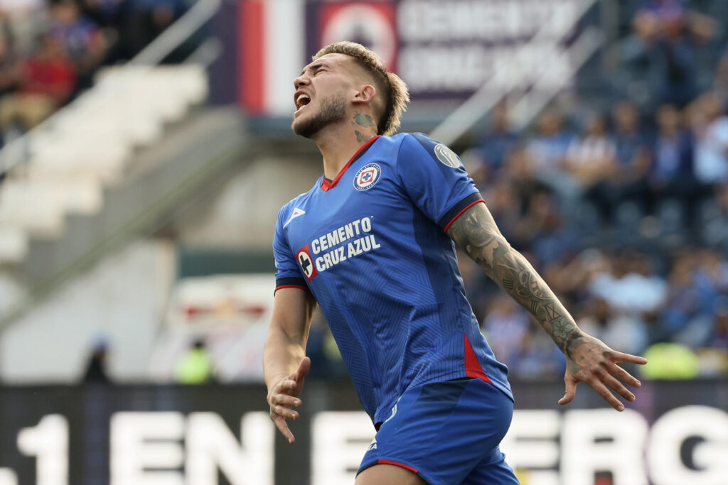 Fotografía de archivo en la que se registró al argentino Gonzalo Piovi, defensor del club mexicano de fútbol Cruz Azul, durante un partido de la Liga MX, en el estadio Ciudad de los Deportes de Ciudad de México. EFE/José Méndez