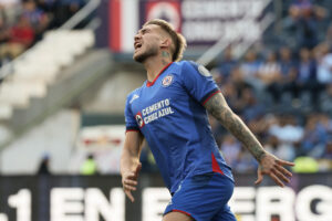 Fotografía de archivo en la que se registró al argentino Gonzalo Piovi, defensor del club mexicano de fútbol Cruz Azul, durante un partido de la Liga MX, en el estadio Ciudad de los Deportes de Ciudad de México. EFE/José Méndez