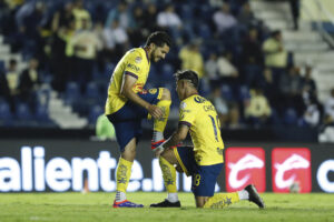 Henry Martín (i) y Cristian Calderón de America celebran un gol durante un partido de la jornada 2 de la Liga MX entre América y Querétaro, este viernes en el estadio de la Ciudad de los Deportes, en Ciudad de México (México). EFE/ Sáshenka Gutiérrez