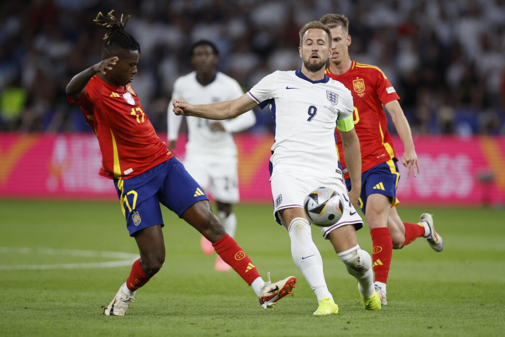 El delantero de la selección española, Nico Williams (i), disputa el balón ante el delantero de la selección de inglaterra, Harry Kane, durante el encuentro correspondiente a la final de la Eurocopa que disputan España e Inglaterra en el Estadio Olímpico de Berlín. EFE / Alberto Estévez.