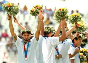 Imagen de la celebración de los futbolistas paraguayos que conquistaron la medalla de plata en los Juegos Olímpicos de Atenas 2004. Veinte años después una selección Albirroja se alista para repetir la historia, o igualarla, en París. EFE/EDUARDO ABAD