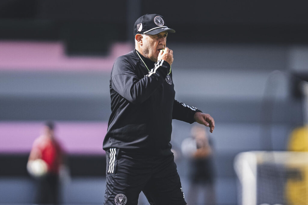 Fotografía cedida por el Inter Miami donde se observa al argentino Gerardo 'Tata' Martino durante un entrenamiento en Miami, (EEUU). Martino elogió este viernes al centrocampista Federico Redondo y consideró que su calidad "tiene mucho que ver con los genes familiares".. EFE/ Inter Miami