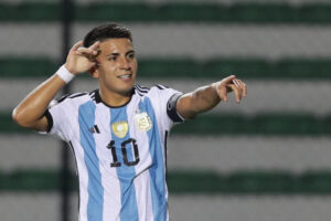 Thiago Almada, jugador de argentina, en un partido del Torneo Preolímpico Sudamericano Sub-23 en el estadio Polideportivo Misael Delgado en Valencia (Venezuela) (París 2024, Argentina). EFE/ Rayner Peña R.