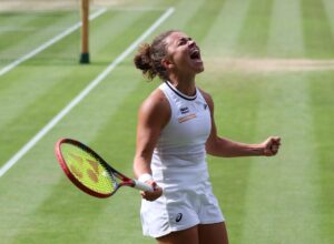 Jasmine Paolini derrotó a la croata Donna Vekic en un durísimo partido (2-6, 6-4 y 7-6 (8)) para convertirse en la primera italiana en la historia en jugar la final de Wimbledon.EFE/EPA/TOLGA AKMEN