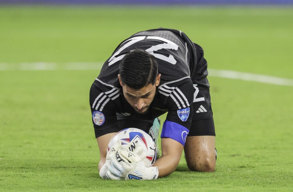El guardameta venezolano Rafael Romo fue registrado el pasado 26 de junio al atrapar un balón, durante un partido con México válido por el grupo B de la Copa América 2024, en el SoFi Stadium de Inglewood (California, EE.UU.). EFE/Allison Dinner