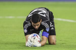 El guardameta venezolano Rafael Romo fue registrado el pasado 26 de junio al atrapar un balón, durante un partido con México válido por el grupo B de la Copa América 2024, en el SoFi Stadium de Inglewood (California, EE.UU.). EFE/Allison Dinner
