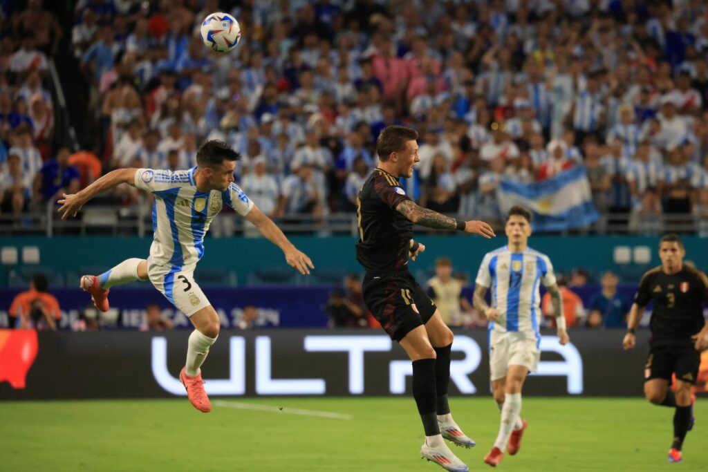 Oliver Sonne de Perú (c) y Nicolas Tagliafico de Argentina (i) durante la Copa América 2024. EFE/EPA/CRISTÓBAL HERRERA-ULASHKEVICH
