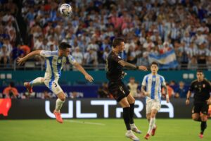 Oliver Sonne de Perú (c) y Nicolas Tagliafico de Argentina (i) durante la Copa América 2024. EFE/EPA/CRISTÓBAL HERRERA-ULASHKEVICH