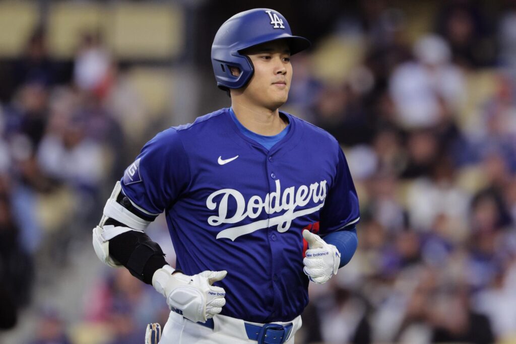 Fotografía de archivo en la que se registró al lanzador y bateador designado japonés de Los Dodgers de Los Ángeles, Shohei Ohtani, quien podrá actuar ante sus compatriotas en la primera serie de la temporada 2025 de la MLB en el Domo de Tokio (Japón). EFE/Allison Dinner