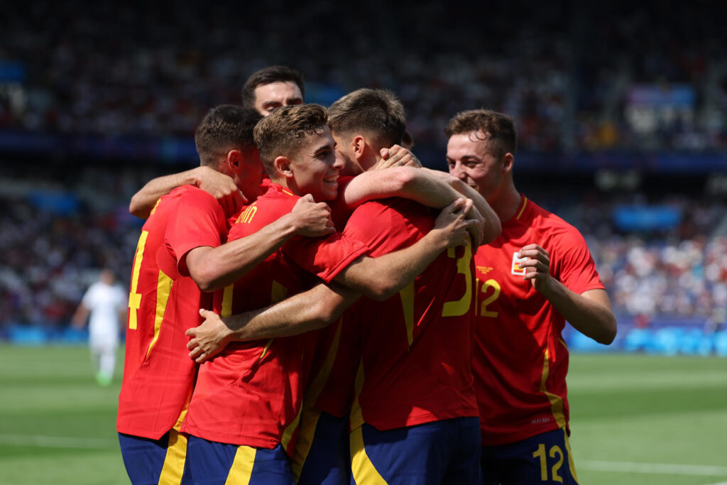 Los jugadores españoles celebran el 1-2 durante el partido de la fase de grupos de los Juegos Olímpicos que España y Uzbekistán disputaron en el Parque de los Príncipes de París.  EFE/ Miguel Gutiérrez