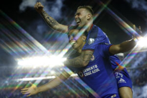 Angel Sepulveda (i) y Carlos Rotondi (d) del Cruz Azul celebran un gol anotado al Monterrey este domingo, durante un juego de vuelta por las semifinales del torneo Clausura 2024 de la Liga MX, celebrado en el estadio Ciudad de los Deportes de la Ciudad de México (México). EFE/Sáshenka Gutiérrez