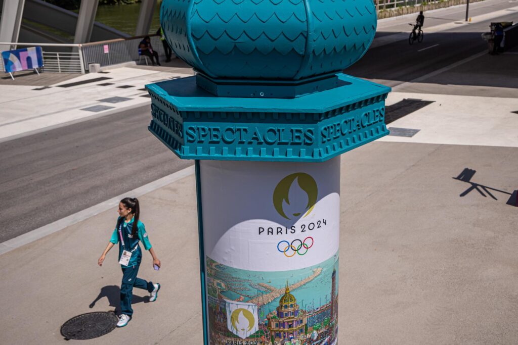La Villa Olímpica de los Juegos de París 2024 ha abierto oficialmente sus puertas este jueves para recibir a los primeros atletas que participarán en el evento deportivo, que comenzará en ocho días, y entre las primeras delegaciones en llegar están Colombia, Tailandia, Australia y México. EFE/EPA/CHRISTOPHE PETIT TESSON