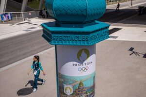 La Villa Olímpica de los Juegos de París 2024 ha abierto oficialmente sus puertas este jueves para recibir a los primeros atletas que participarán en el evento deportivo, que comenzará en ocho días, y entre las primeras delegaciones en llegar están Colombia, Tailandia, Australia y México. EFE/EPA/CHRISTOPHE PETIT TESSON