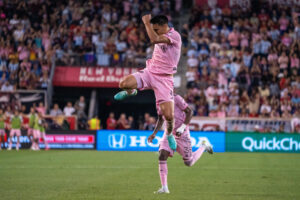 Fotografía de archivo en la que se registró al atacante paraguayo Diego Gómez Amarilla, al celebrar uno de sus goles con el club estadounidense de fútbol Inter Miami. Gómez anotó el primero de los tantos en la victoria de su equipo por 3-1 sobre TorontoFC, en partido de la fecha 24 de la MLS. (Matías Rojas) EFE/Ángel Colmenares