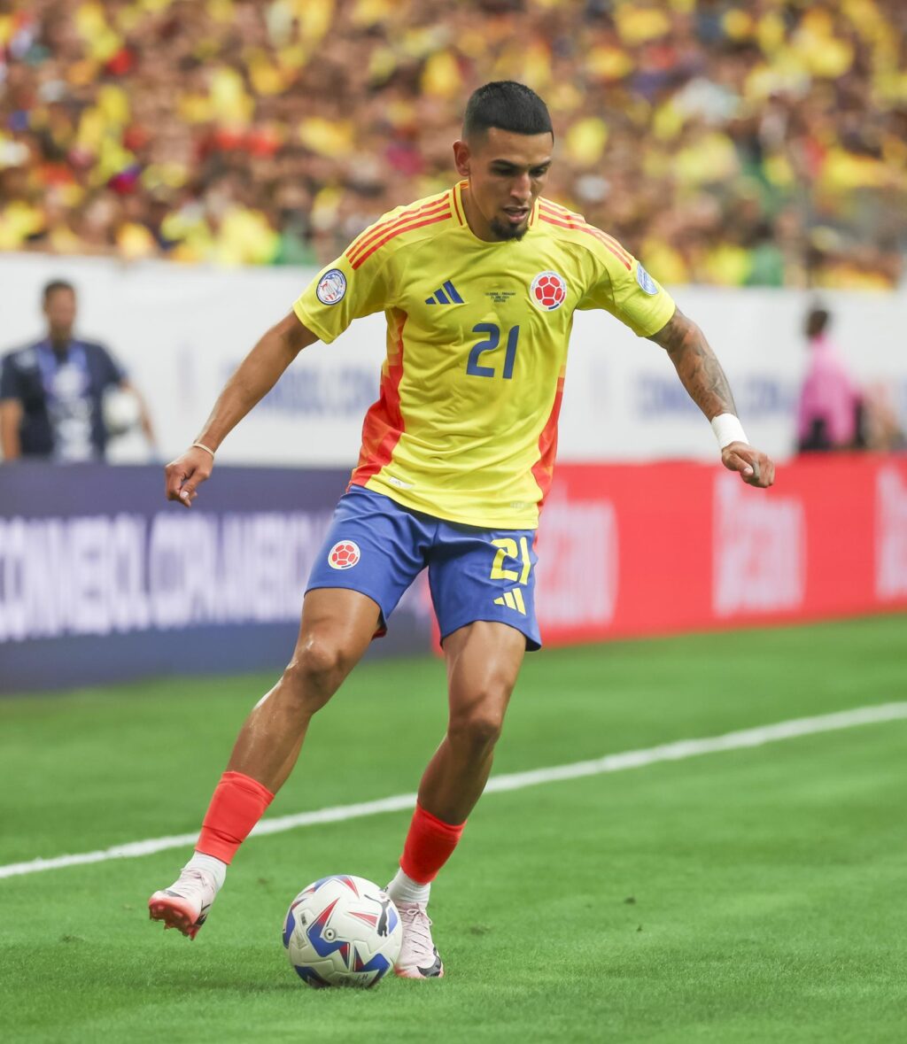 El lateral derecho colombiano Daniel Muñoz fue registrado este lunes, 24 de junio, al dominar un balón, durante un partido contra Paraguay por el grupo D de la Copa América, en el estadio NRG de Houston (Texas, EE.UU.). EFE/Leslie Plaza