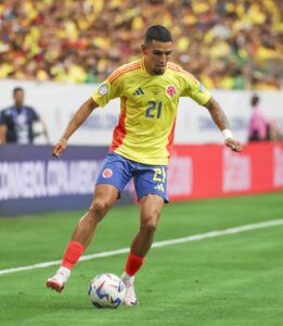 El lateral derecho colombiano Daniel Muñoz fue registrado este lunes, 24 de junio, al dominar un balón, durante un partido contra Paraguay por el grupo D de la Copa América, en el estadio NRG de Houston (Texas, EE.UU.). EFE/Leslie Plaza