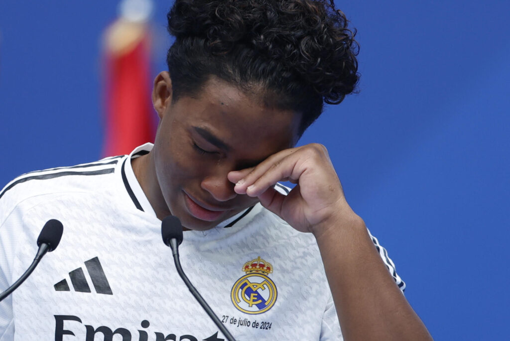 El delantero brasileño Endrick durante su presentación como nuevo jugador del Real Madrid, en el estadio Santiago Bernabéu. EFE/ Mariscal
