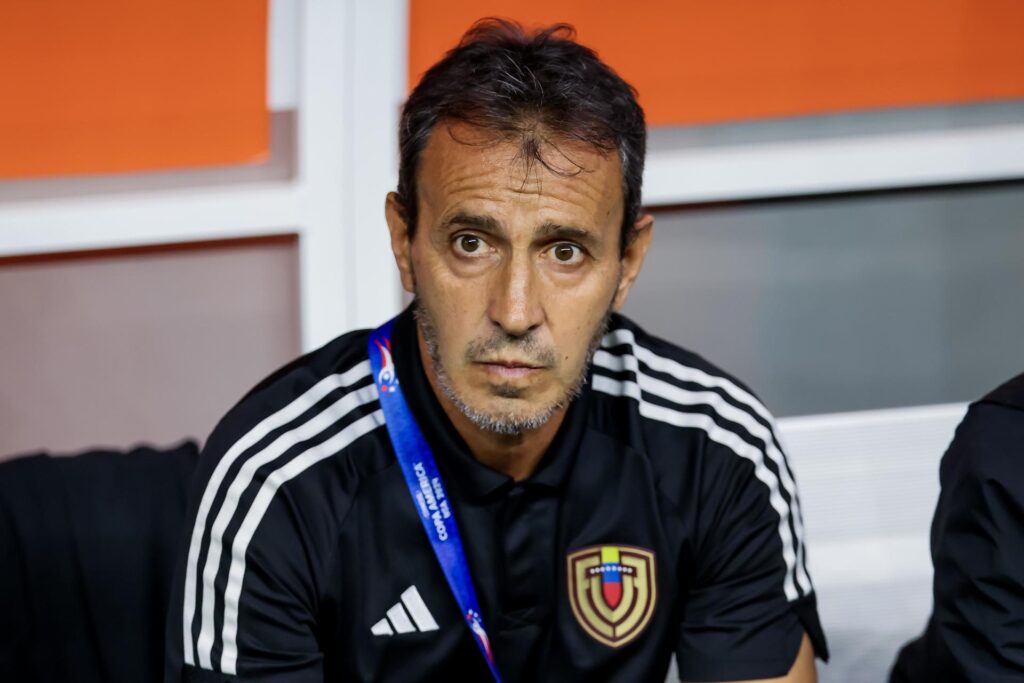 El seleccionador de Venezuela, Fernando Batista, fue registrado este viernes, 5 de julio, durante el segundo partido de los cuartos de final de la Copa América 2024 contra Canadá, en el estadio AT&T de Arlington (Texas, EE.UU.). EFE/Kevin Jairaj