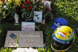 Detalle de la tumba del automovilista brasileño Ayrton Senna este miércoles, 1 de mayo, decorada por aficionados en memoria por los 30 años de su fallecimiento, en el cementerio de Morumbi, en Sao Paulo (Brasil). EFE/Sebastiao Moreira