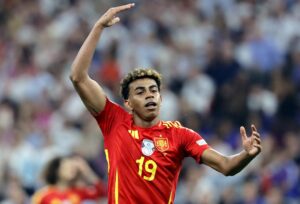 Lamine Yamal celebran el 2-1 durante el partido de semifinales de la Eurocopa de fútbol que España y Francia disputaron en Múnich.  EFE/EPA/RONALD WITTEK