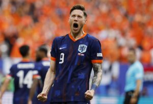 Wout Weghorst celebra el gol de la victoria durante el partido del grupo D que han jugado Polonia y Países Bajos en Hamburgo, Alemania.EFE/EPA/ROBERT GHEMENT
