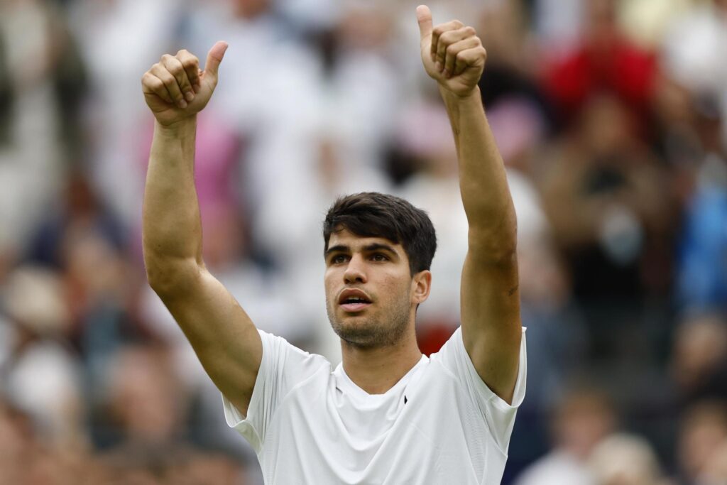 El español Carlos Alcaraz celebra su victoria en Wimbledon contra el australiano Aleksandar Vukic. EFE/EPA/TOLGA AKMEN EDITORIAL USE ONLY