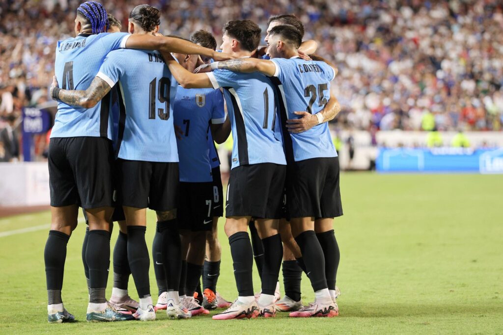 Jugadores de la selección uruguaya de fútbol fueron registrados el pasado 1 de julio al celebrar el gol que Mathías Olivera le anotó a Estados Unidos, durante el partido de cierre del grupo C de la Copa América 2024, en el estadio Arrowhead de Kansas City (Misuri, EE.UU.). EFE/William Purnell