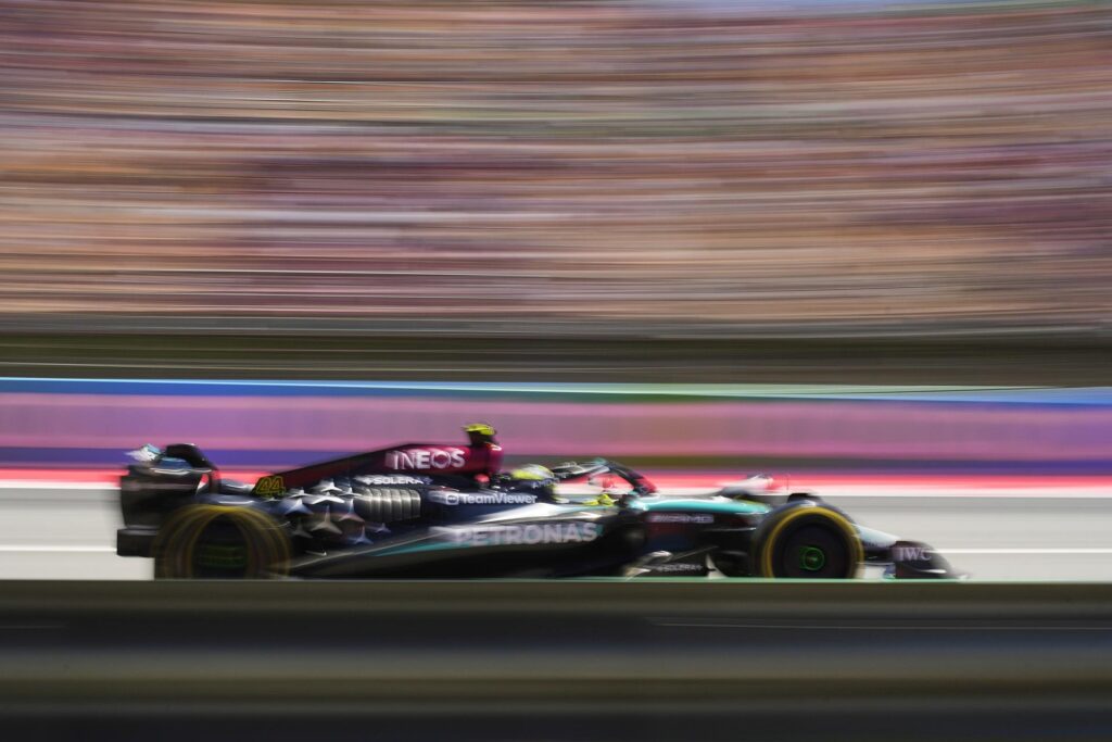 El piloto inglés Lewis Hamilton del equipo Mercedes, durante la primera sesión de entrenamientos libres en el Circuito de Barcelona- Cataluña en Montmeló donde este fin de semana se disputa el Gran Premio de España de Fórmula 1. EFE/ Alejandro García