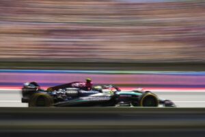 El piloto inglés Lewis Hamilton del equipo Mercedes, durante la primera sesión de entrenamientos libres en el Circuito de Barcelona- Cataluña en Montmeló donde este fin de semana se disputa el Gran Premio de España de Fórmula 1. EFE/ Alejandro García